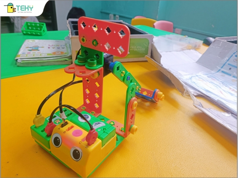 mo-hinh-may-ban-da-do-hoc-vien-lop-mam-non-cong-nghe-lap-rap