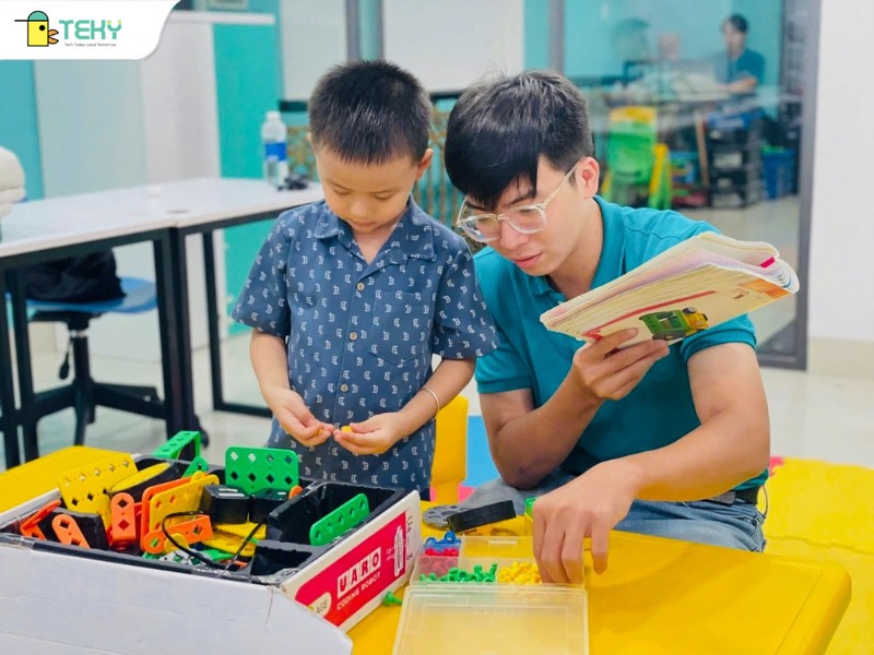 giao-vien-teky-huong-dan-be-lap-rap-bo-lego-robotics