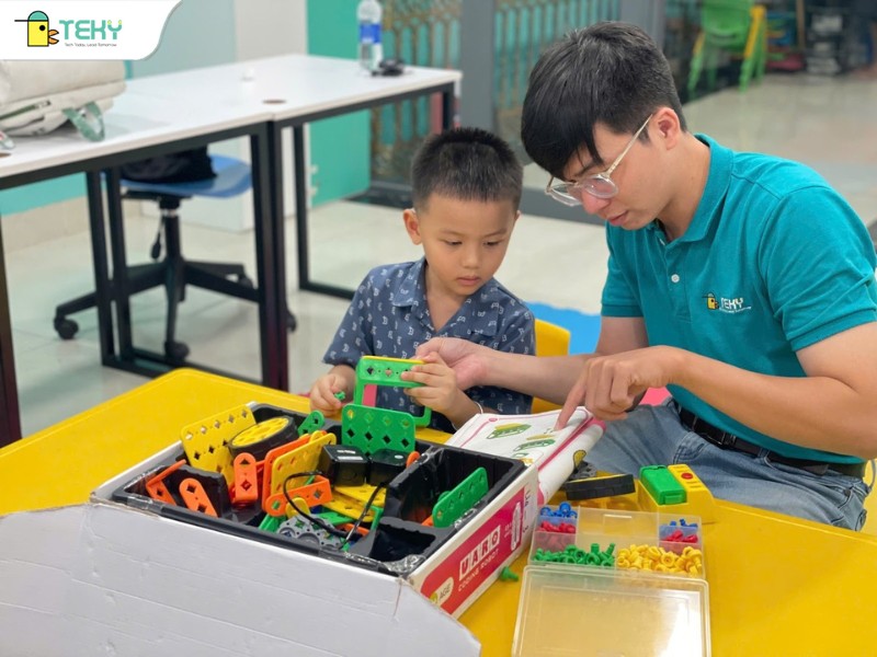 giao-vien-teky-huong-dan-be-lap-rap-bo-lego-robotics-2