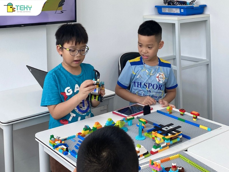 tre-co-the-vua-hieu-vua-trinh-bay-khi-lap-rap-lego