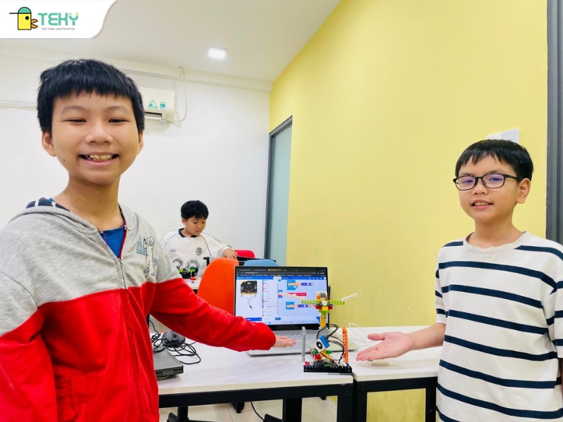 hoc-vien-thien-nhan-va-phuc-an-cung-mo-hinh-den-san-khau-thong-minh