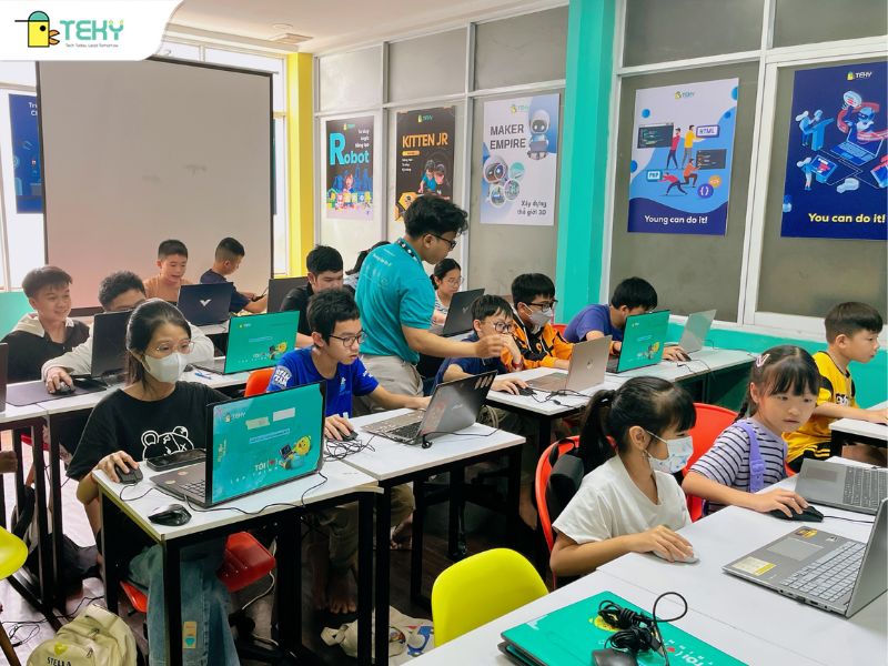 thay-huan-trong-buoi-on-luyen-san-pham-du-thi-tech-genius-2025