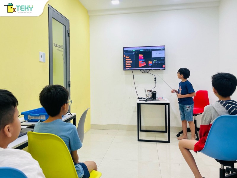 buoi-hoc-cuoi-khoa-la-ngay-cac-be-trinh-bay-phan-game-ma-minh-da-lap-trinh