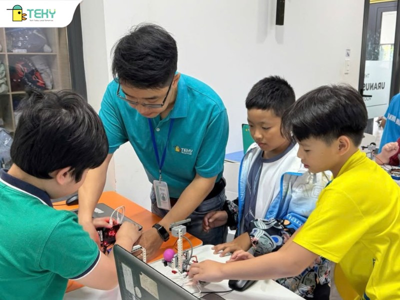 du-la-lap-trinh-hay-robotics-thi-thay-co-tai-teky-luon-dong-hanh-cung-cac-con