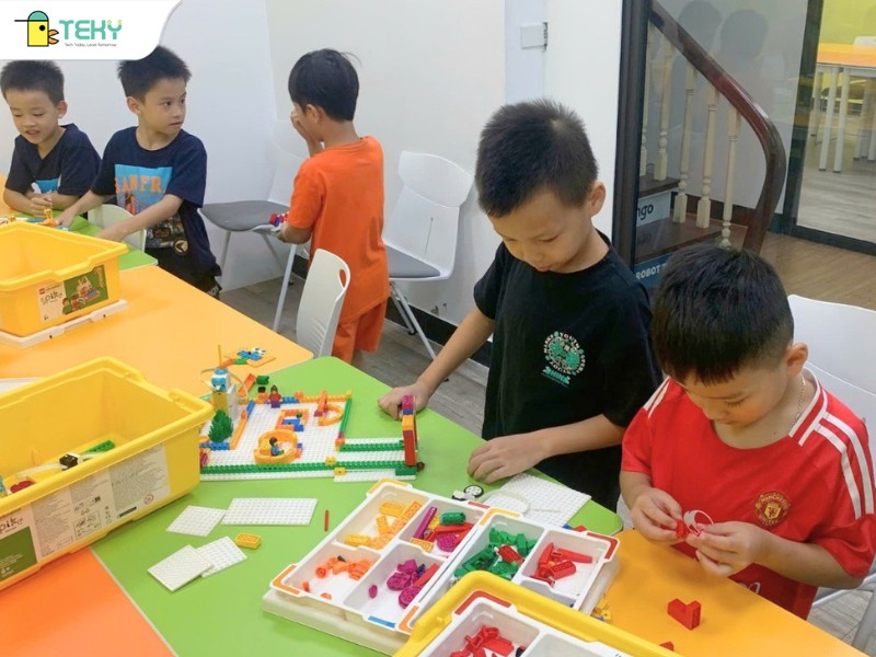 hinh-anh-lop-hoc-robotics-voi-cac-be-nho-tuoi