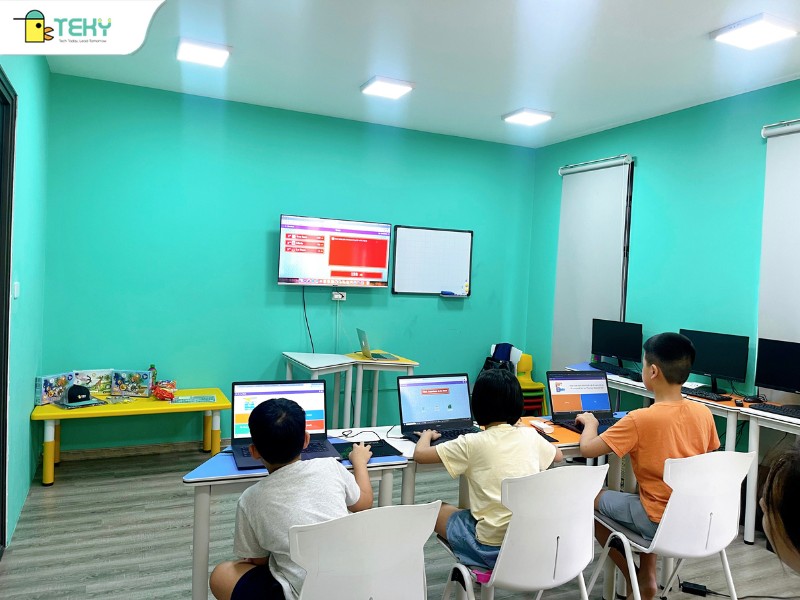 hinh-anh-nghiem-tuc-tai-mot-lop-hoc-lap-trinh