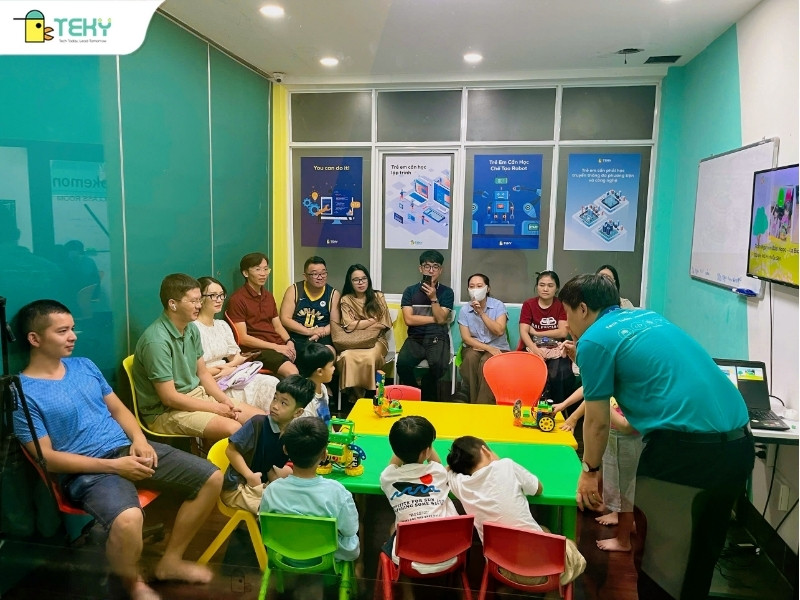 buoi-bao-cao-cuoi-khoa-co-su-tham-gia-cua-rat-nhieu-phu-huynh