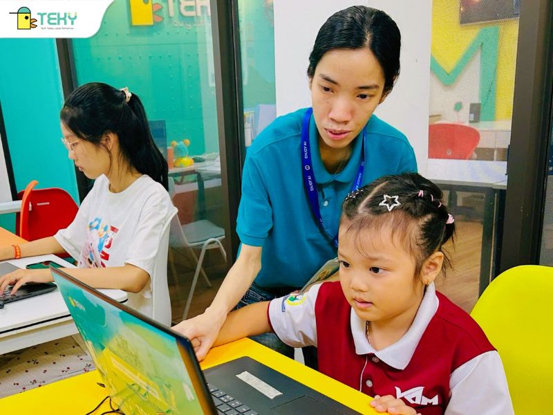 Co-phuong-uyen-huong-dan-hoc-vien-trong-lop-thiet-ke-do-hoa