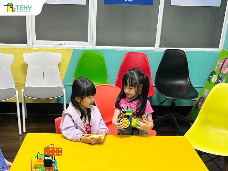 hai-be-tran-nguyen-bao-ngoc-va-la-bich-quan-cung-nhau-thuc-hien-du-an-mo-hinh-oc-sen