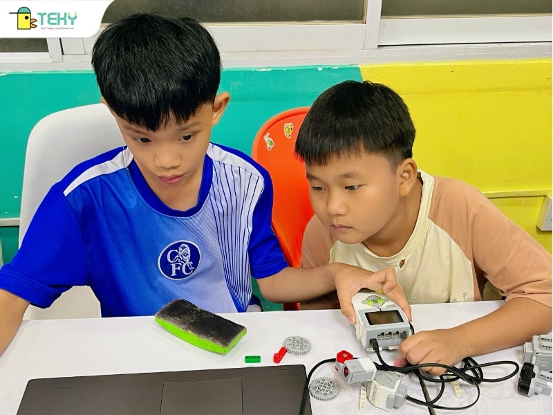 hinh-anh-cac-be-tap-trung-trong-lop-sieu-nhan-lap-trinh-game