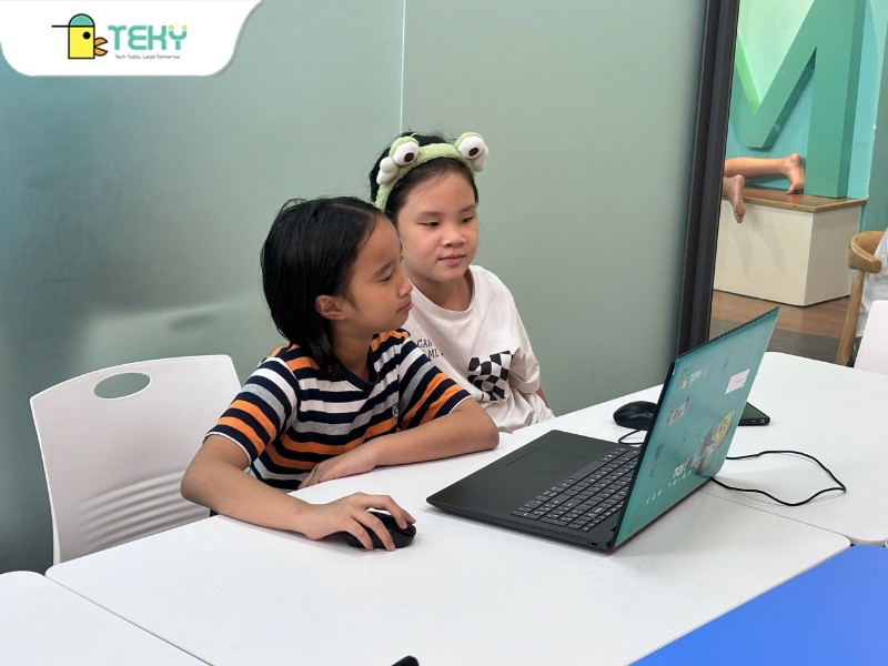 cac-be-gai-tai-teky-cung-hung-thu-voi-cong-nghe-khong-thua-gi-cac-be-trai