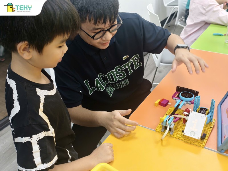 thay-viet-anh-va-phuc-nguyen-cung-nhau-thu-nghiem-van-hanh-chiec-can