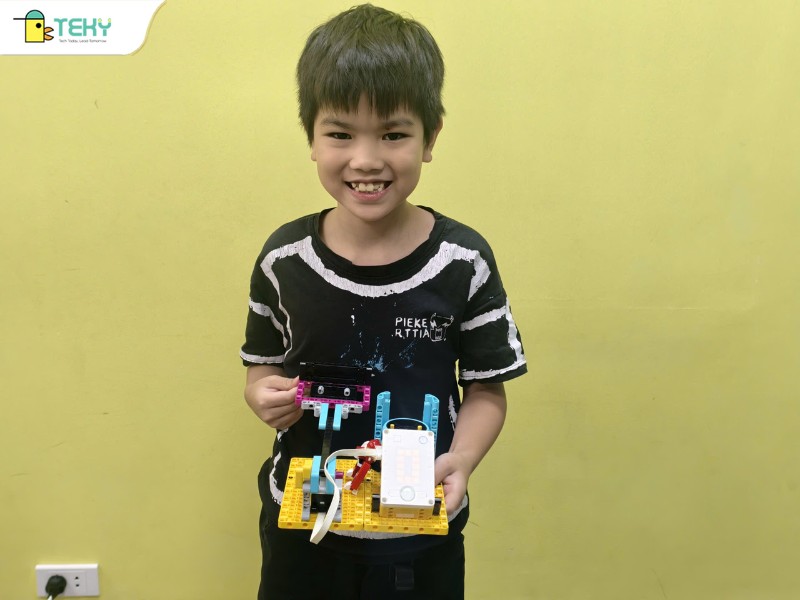 tekid-phuc-nguyen-va-chiec-can-thong-minh-cua-minh-tai-khoa-kham-pha-robotic