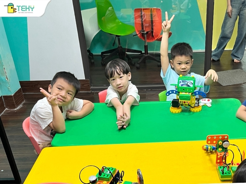 hoc-vien-teky-binh-duong-lap-rap-robot-uaro-trong-khoa-hoc-tre-em