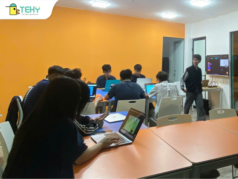 khong-khi-buoi-trai-nghiem-cong-nghe-tai-teky-minh-khai