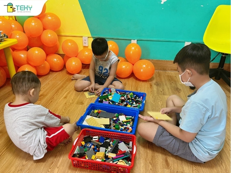 be-thu-nghiem-mo-hinh-lego-chu-de-rung-ram-trong-su-kien-teky