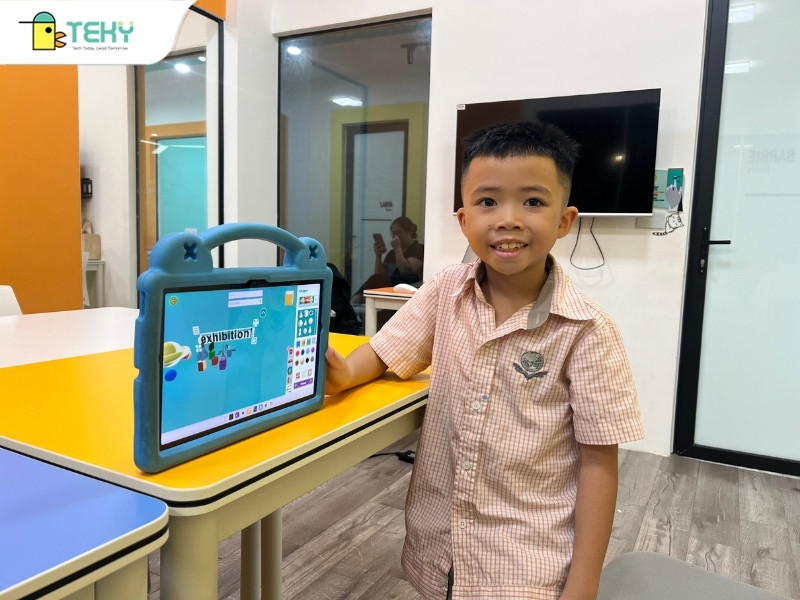 dang-truong-7-tuoi-dang-chuan-bi-cho-bai-thuyet-trinh