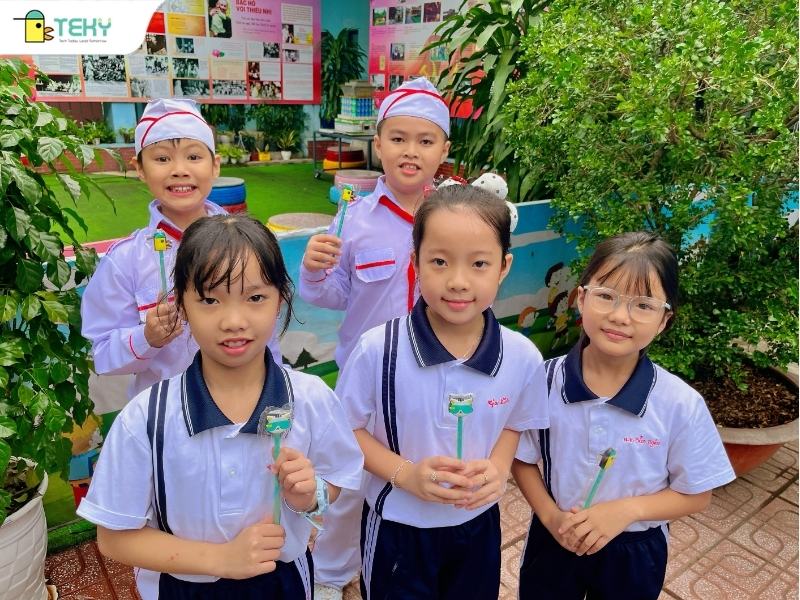 hoc-sinh-nhan-qua-tu-teky