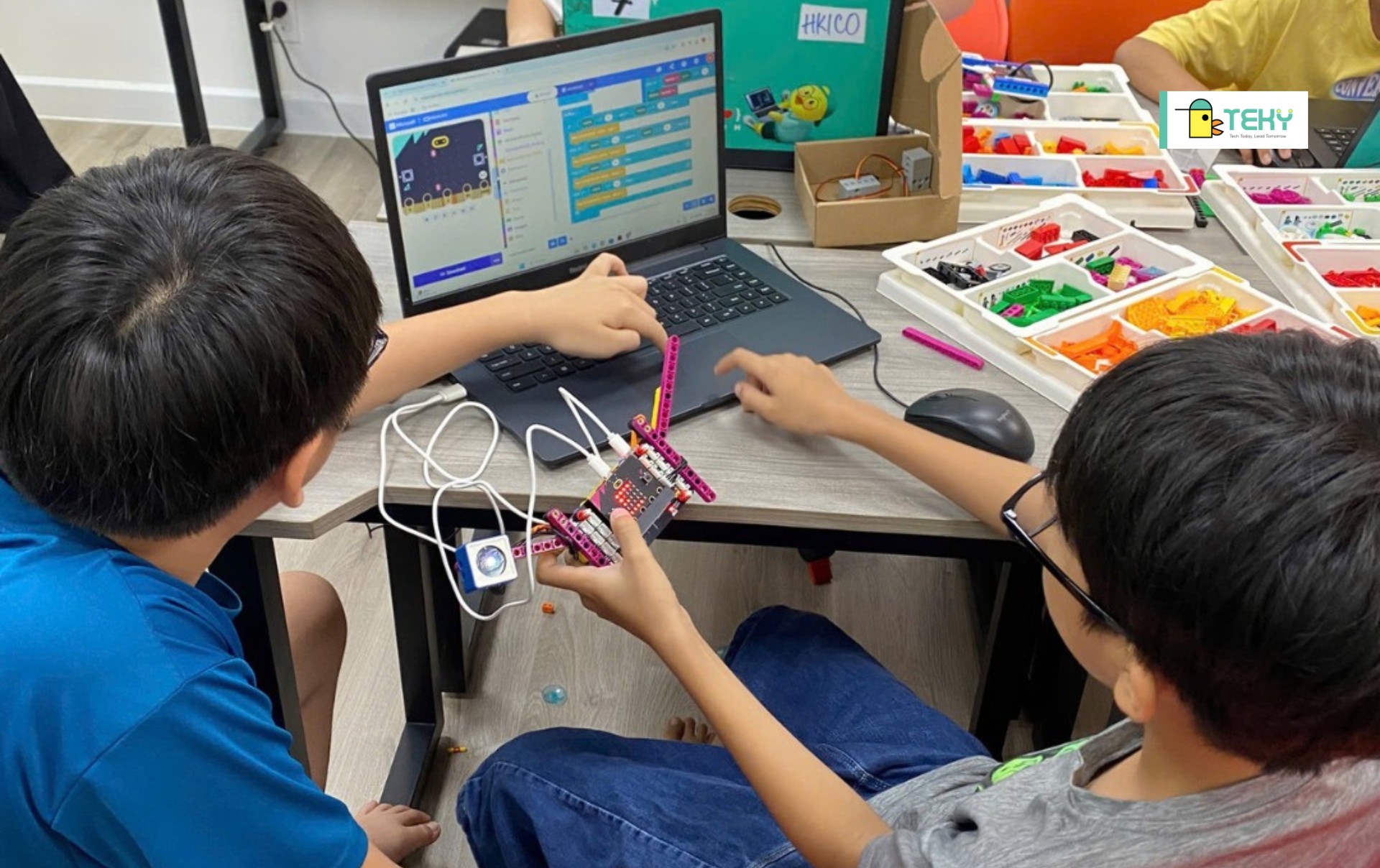 tai-tech-genius-cuoc-thi-vo-cung-de-cao-tinh-than-dong-doi