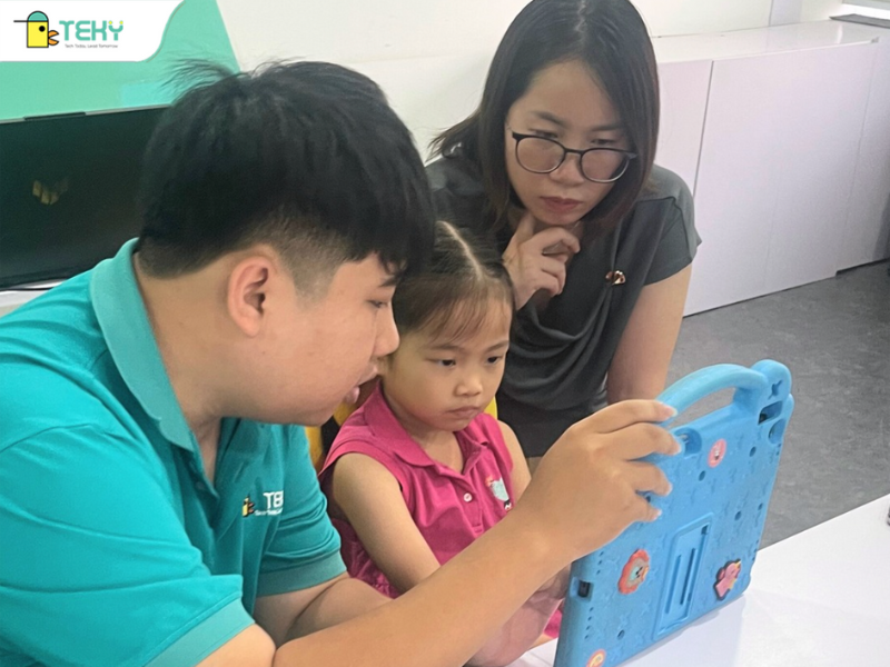 phu-huynh-dong-hanh-trong-buoi-hoc-trai-nghiem-stem-tai-teky