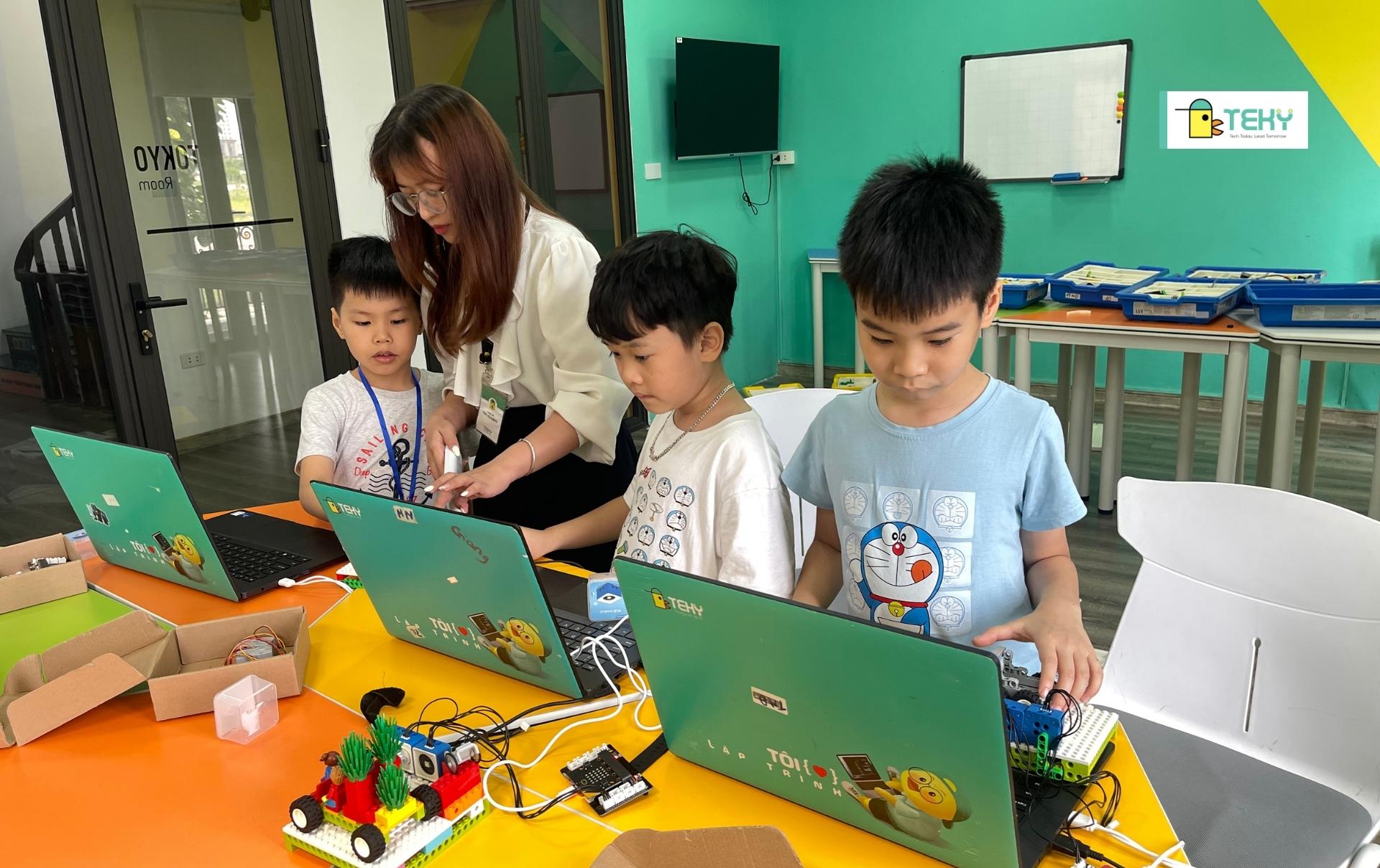 thay-co-tai-teky-luon-dong-hanh-trong-qua-trinh-cac-con-hoan-thien-san-pham