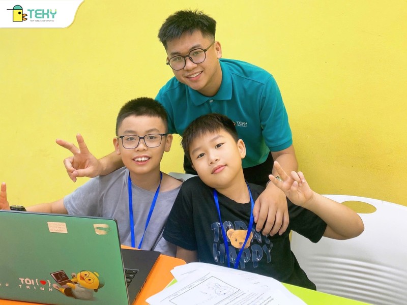 giao-vien-teky-luon-theo-sat-va-ho-tro-hanh-trinh-lam-bai-tap-cua-con