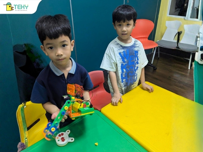 hoc-vien-phan-truong-hai-va-nguyen-phong-viet-dang-cung-may-ban-da