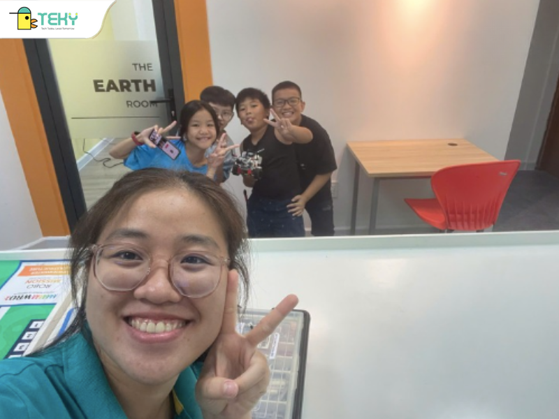 co-nhu-va-hoc-vien-tekids