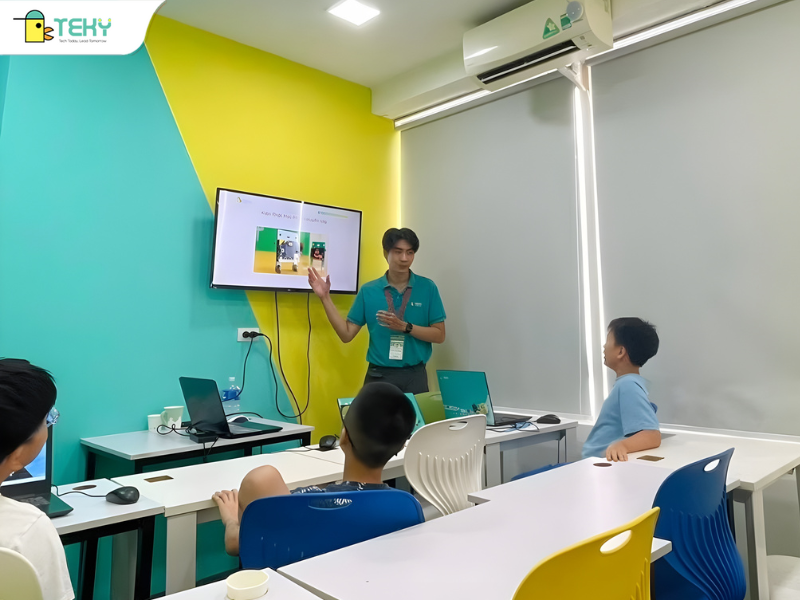 thay-nguyen-viet-hoang-trong-lop-be-lam-game