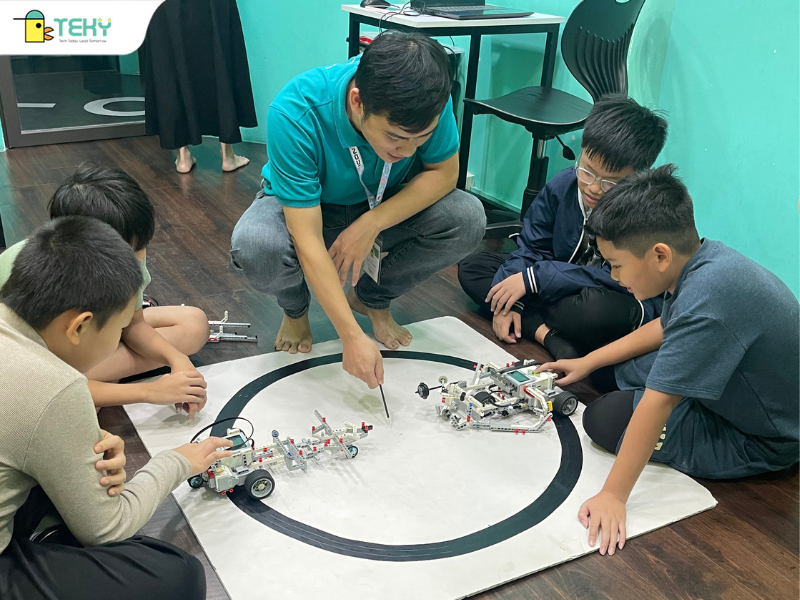 thay-dang-tuan-anh-trong-lop-giang-day-ve-robor-mindstorm