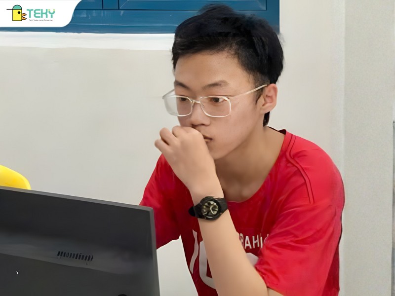 hoc-vien-tap-trung-trong-buoi-hoc-lap-trinh-tai-teky-long-bien