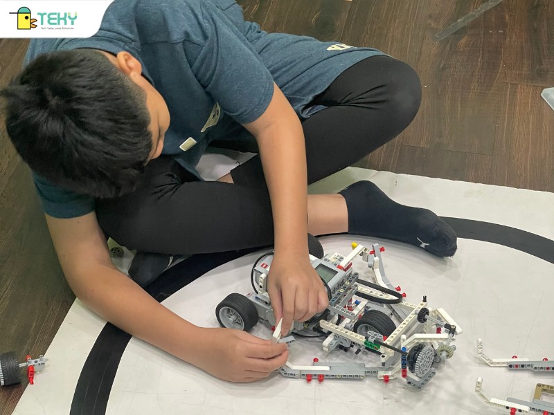 hinh-anh-tekids-trong-buoi-hoc-voi-lego-mindstorm