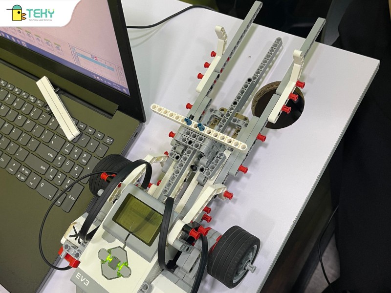 hoc-vien-teky-lap-rap-robot-va-lap-trinh-tai-lop-lego-mindstorm