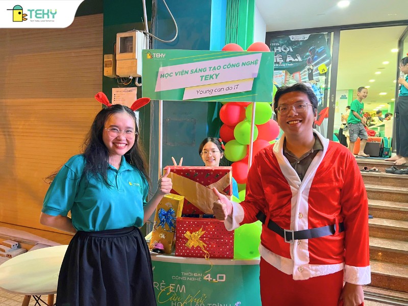 thay-co-tai-teky-chuan-bi-qua-cho-cac-be-vao-ngay-hoi-giang-sinh-cong-nghe