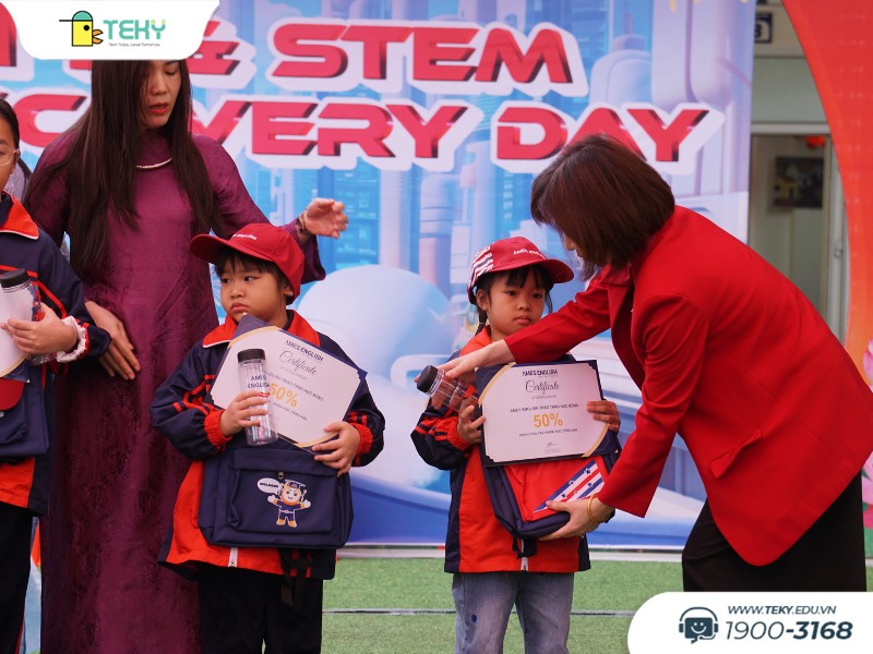 trao-hoc-bong-cho-hoc-sinh-truong-tieu-hoc-xuan-dinh