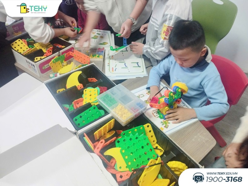 hoc-sinh-trai-nghiem-cong-nghe-tai-teky-bac-tu-liem