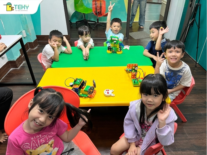 hinh-anh-phan-chuan-bi-cho-buoi-bao-ve-cuoi-khoa-lop-mam-non-cong-nghe