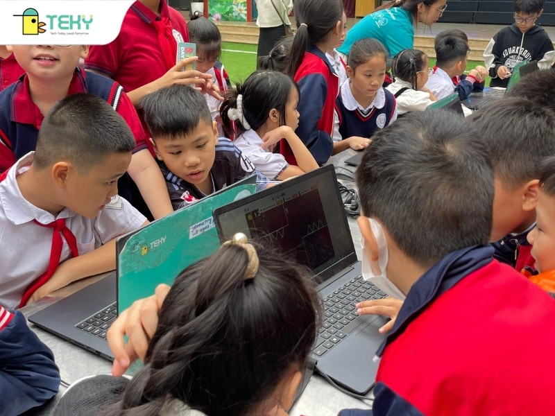 hoc-sinh-trai-nghiem-choi-thu-game-do-chinh-hoc-vien-teky-lap-trinh