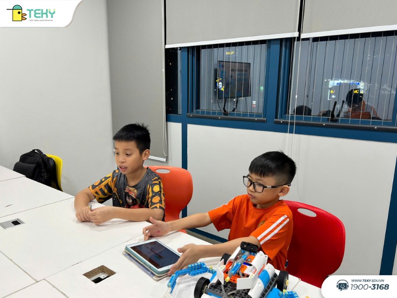 kham-pha-lap-trinh-robot-qua-may-tinh-bang-moi-gio-hoc-la-mot-hanh-trinh-sang-tao