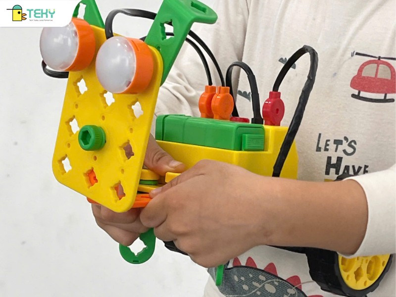 chu-cho-robot-duoc-lap-bang-robot-uaro