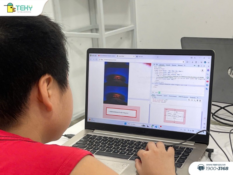 hoc-sinh-teky-tap-trung-lap-trinh-tren-laptop