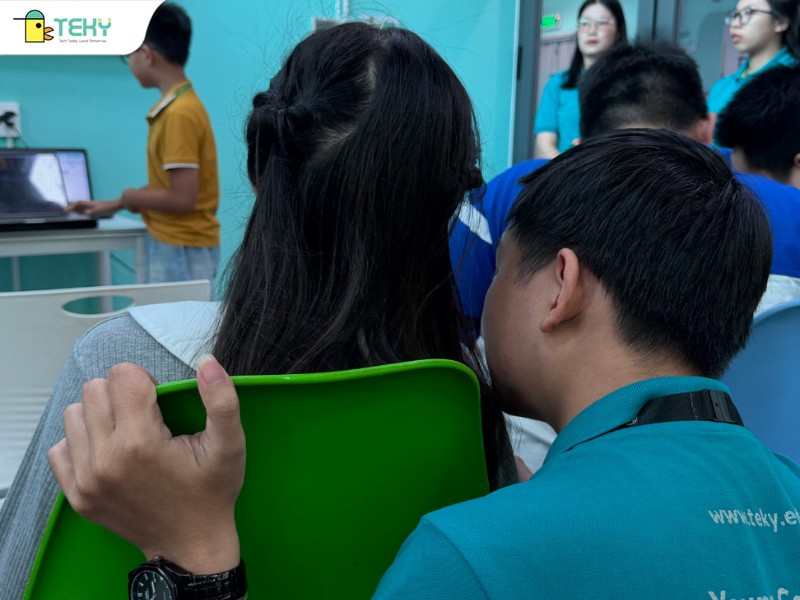 nguoi-thay-luon-dung-sau-co-vu-va-truyen-lua-dam-me-cong-nghe-cho-hoc-vien