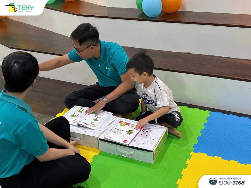 hoc-sinh-tham-gia-buoi-hoc-thu-cong-nghe-mien-phi-tai-teky-himlam-quan-7-cu