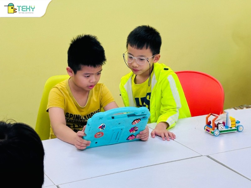 hai-hoc-sinh-hi-cua-teky-dang-hop-tac-thuc-hien-du-an-cua-ca-2