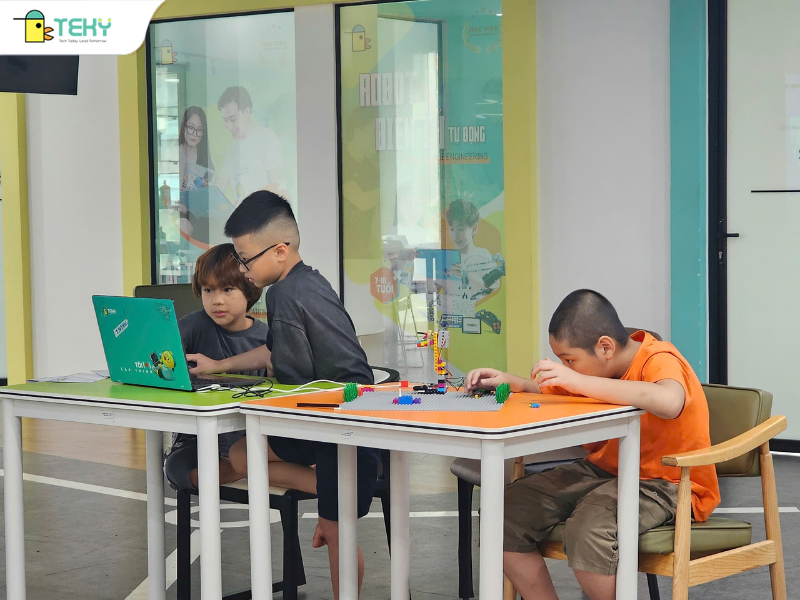 hoc-sinh-teky-phat-trien-tu-duy-thuat-toan-thong-qua-cac-du-an-cong-nghe