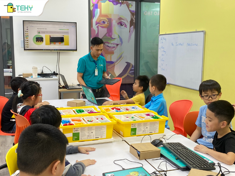 tre-em-ren-luyen-tu-duy-thuat-toan-thong-qua-hoc-cong-nghe-tai-teky