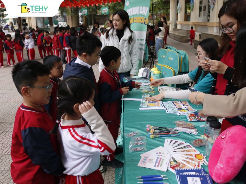 cac-be-dang-nhan-qua-va-hoc-bong