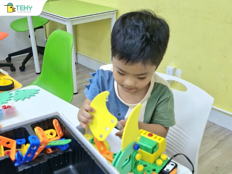 hoc-sinh-mam-non-cong-nghe-dang-lap-cac-chi-tiet-de-tao-mo-hinh