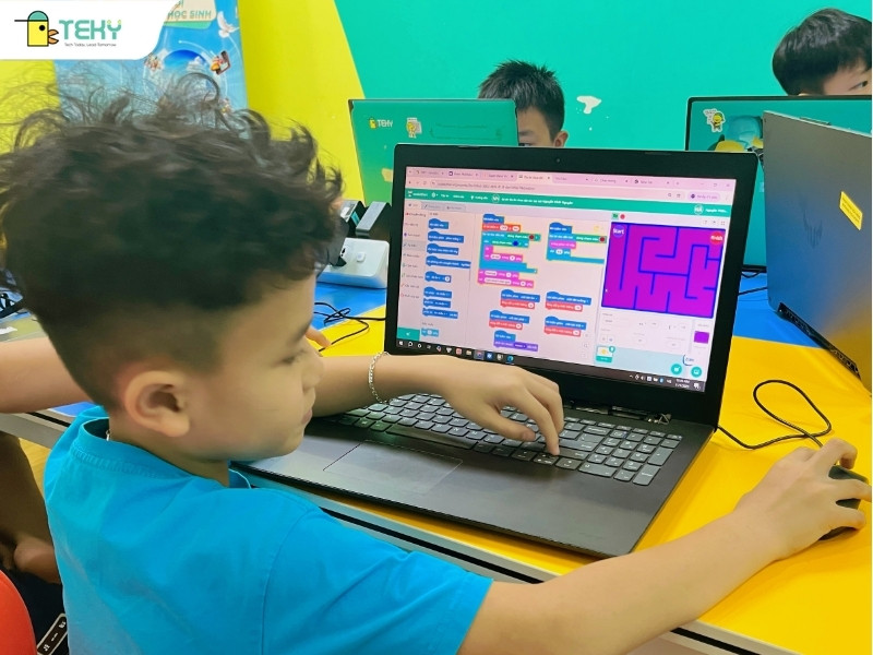 hinh-anh-hoc-vien-lam-san-pham-game-tu-coong-cu-codekitten