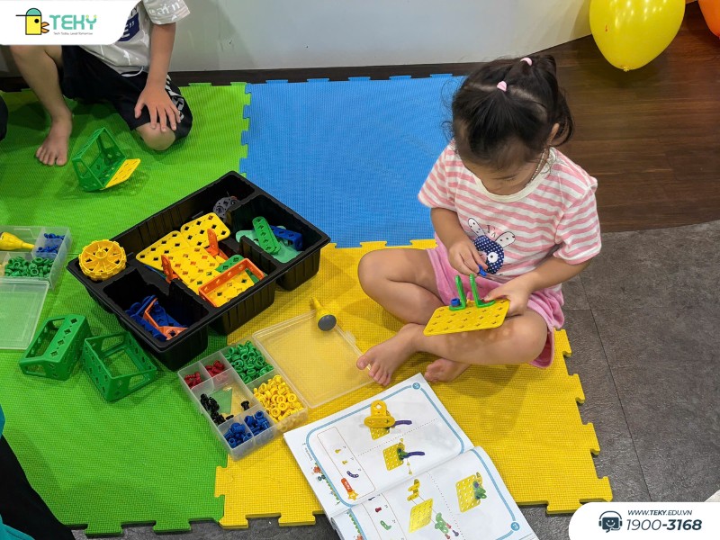 tre-duoc-lam-quen-voi-bo-cong-cu-lego-education-tai-buoi-trai-nghiem